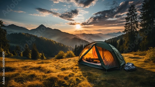 photo de camping en plein air. tente 2 personnes dans la nature, montagne en arriere plan. zone naturelle, protégée. photo