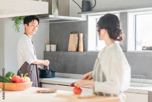 キッチンで料理・家事をする若いアジア人夫婦・カップル（自炊・共働き・ディンクス・趣味） 
