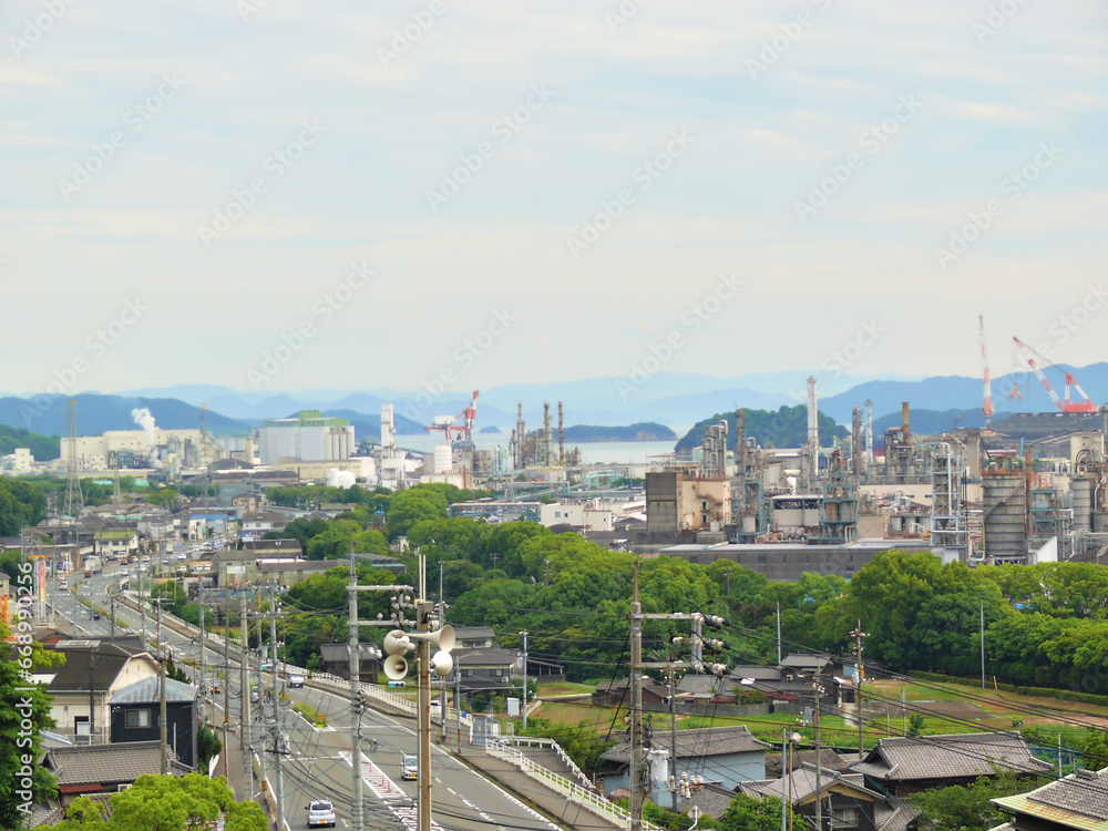 倉敷市水島コンビナートの幹線道路。
倉敷市塩生付近。
日本の工業地帯。