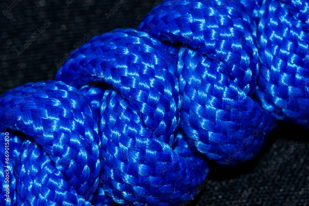 Węzeł wężowy zrobiony z niebieskiej linki nylonowej  - obrazy, fototapety, plakaty 