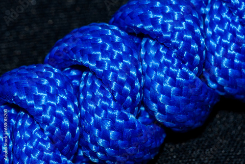 Węzeł wężowy zrobiony z niebieskiej linki nylonowej 