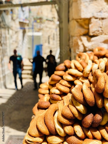 Etale de pains traditionnels dans le quartier musulman à Jérusalem en Israël photo