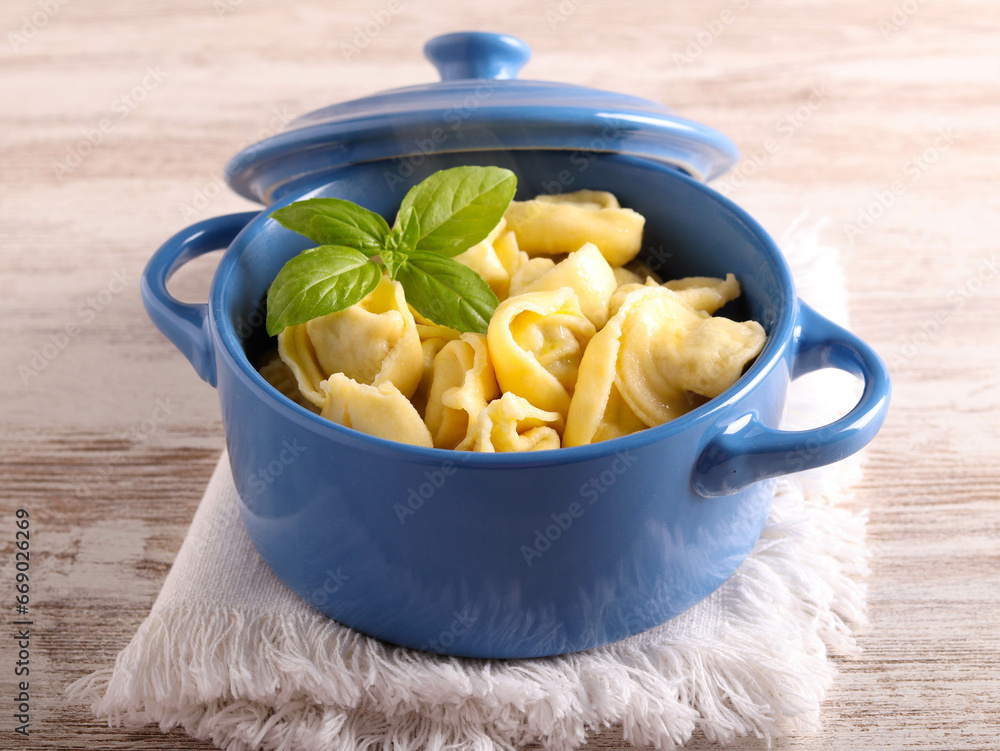 Tortellini with spinach, cheese