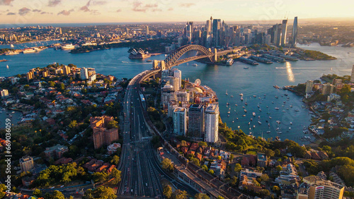 Foto Aerial drone view of Sydney City and Sydney Harbour showing Sydney Harbour Bridg