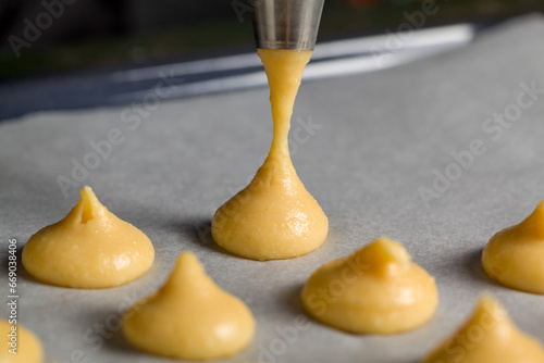 The process of making profiteroles using a cooking bag