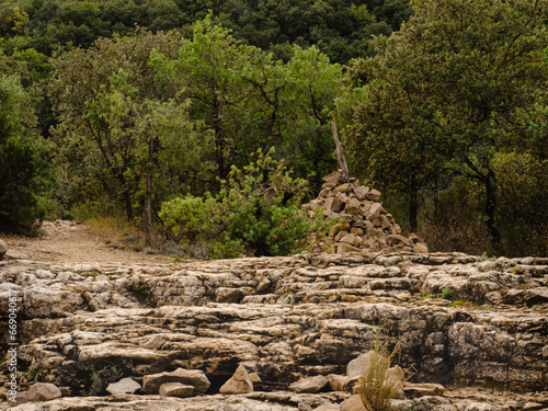 cairn surmont   d un b  ton avec v  g  tation provencale de garrigue