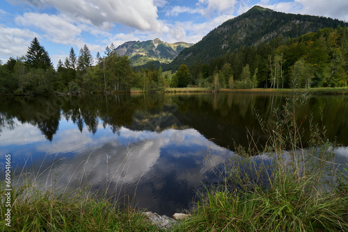 Fototapeta Naklejka Na Ścianę i Meble -  Herbstliche Berglandschaft spiegelt sich in einem stillen See