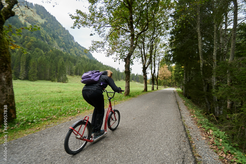 Mit dem Roller rasant unterwegs durch die herbstliche Bergwelt der Allgäuer Alpen