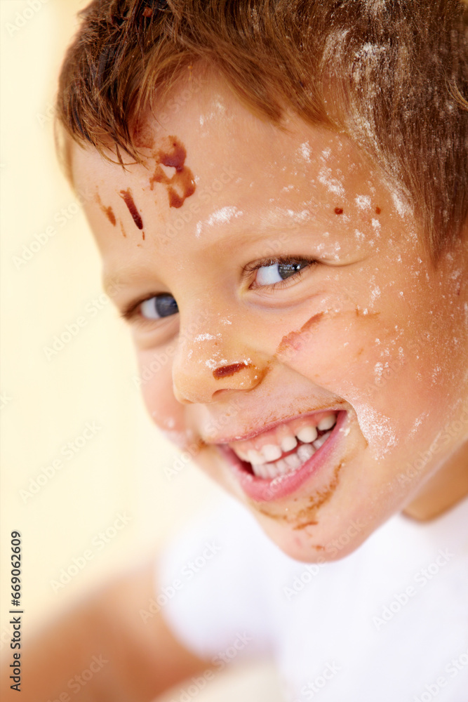 Φωτογραφία Portrait, smile and flour with a child in the kitchen of his home, learning how to bake for development