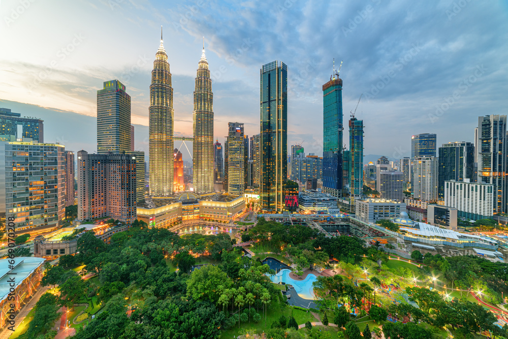 The KLCC Park and the Petronas Twin Towers, Kuala Lumpur - obrazy, fototapety, plakaty 