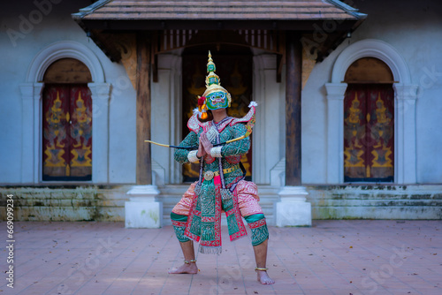 Khon is the art of classical traditional Thai dance in the mask culture of Thailand. Beautiful dancing in the Mask Literature Performance is a Ramayana epic.