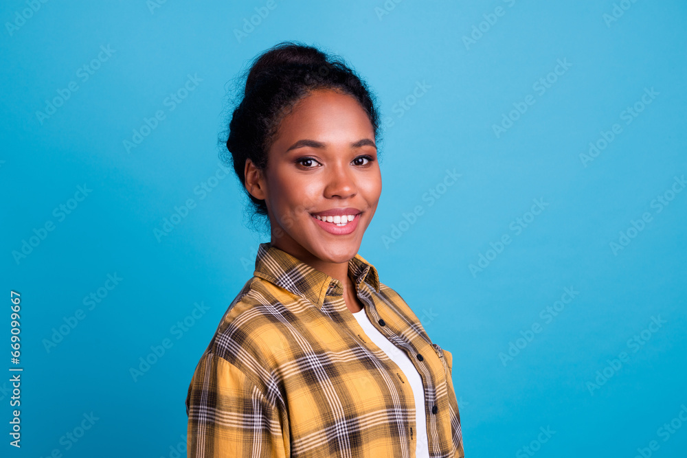 Full length photo of vivacious american woman wearing jeans and t-shirt posing on camera with candid smile and hands in pocket isolated over blue background Full length photo of vivacious american woman wearing jeans and t-shirt posing on camera with candid smile and hands in pocket isolated over blue background