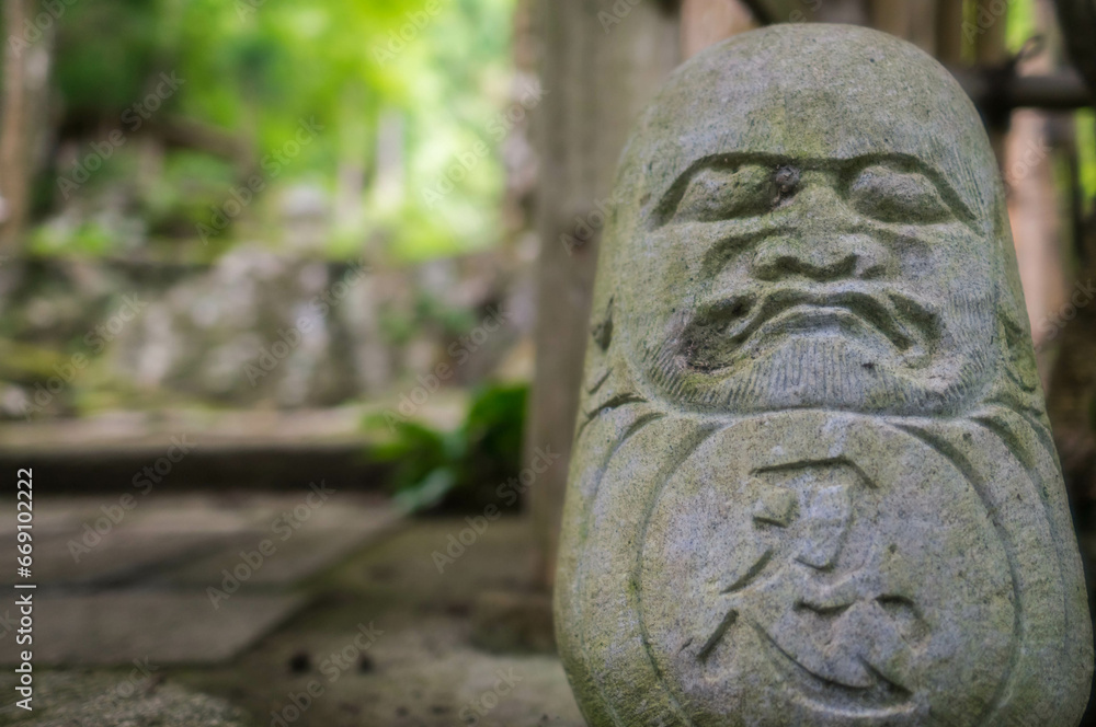 京都 高山寺の境内にある「忍」の文字が刻まれた達磨の石像