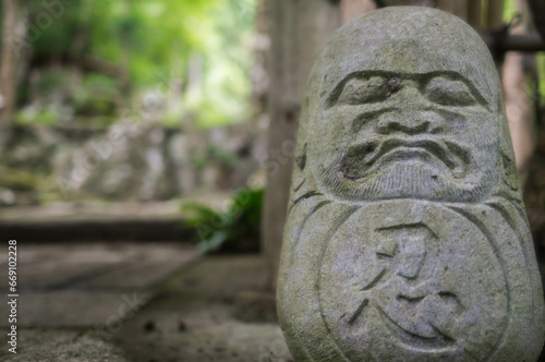 京都 高山寺の境内にある「忍」の文字が刻まれた達磨の石像