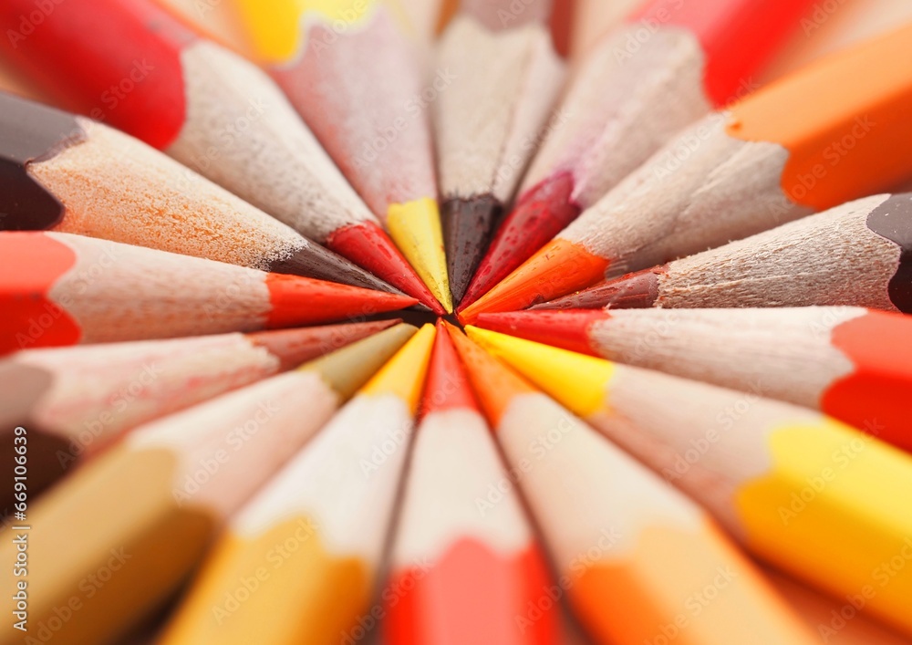 Naklejka premium Colored pencils in a circle closeup