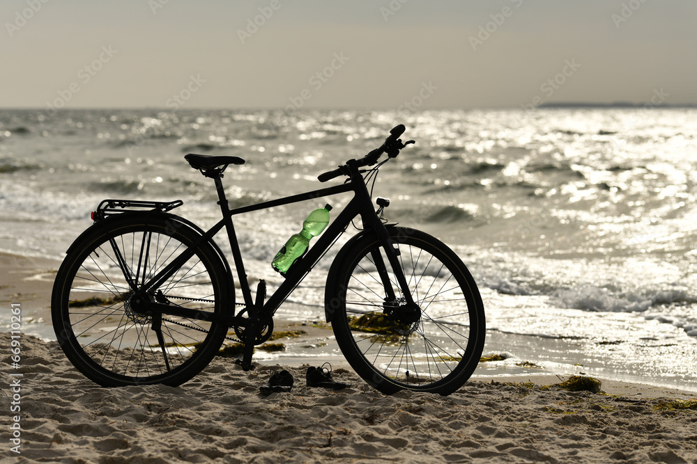 Fototapeta premium Fahrrad am Ostseestrand, Insel Rügern, Deutschland