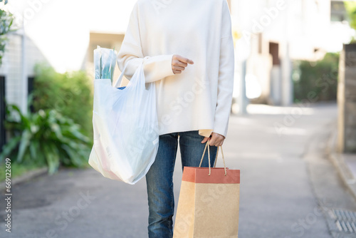 買い物袋を持つ女性 photo