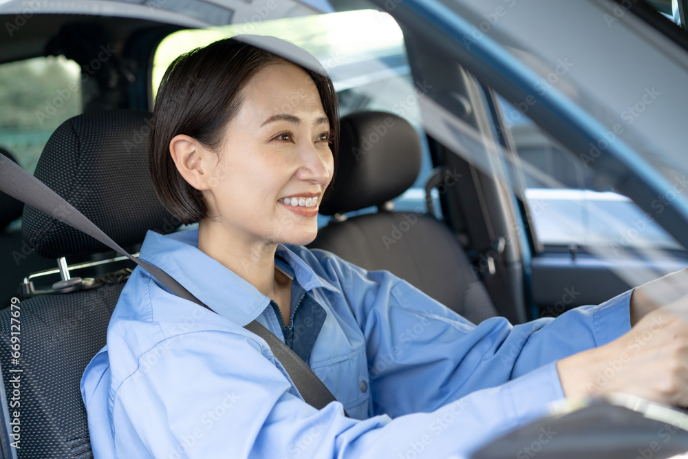 運転する女性ドライバー 運転する女性ドライバー