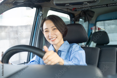 運転する女性ドライバー
