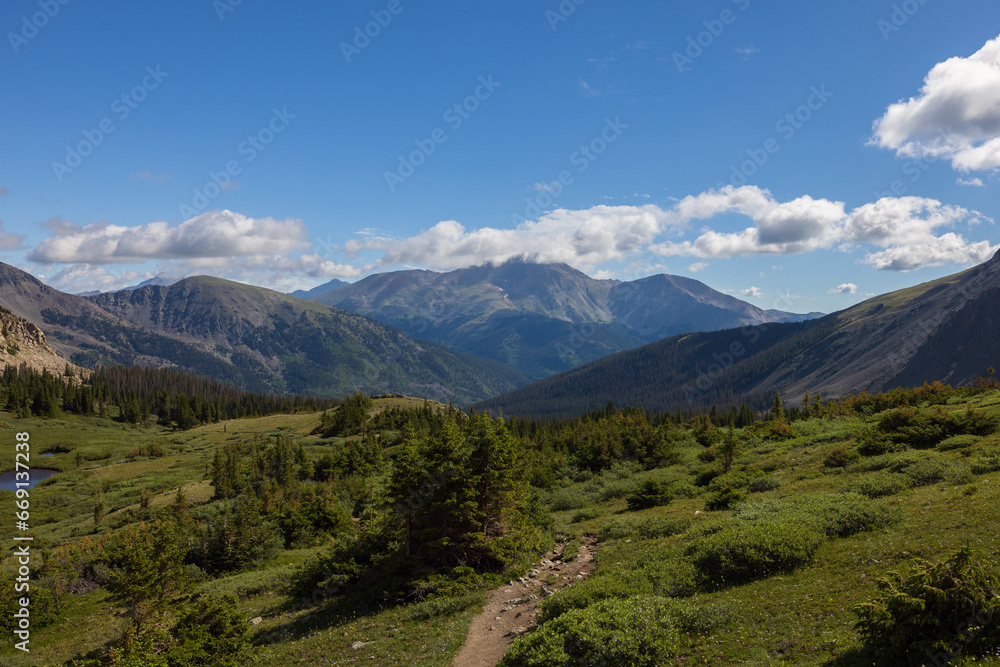 Obraz premium Hiking Trail in Colorado in the summer