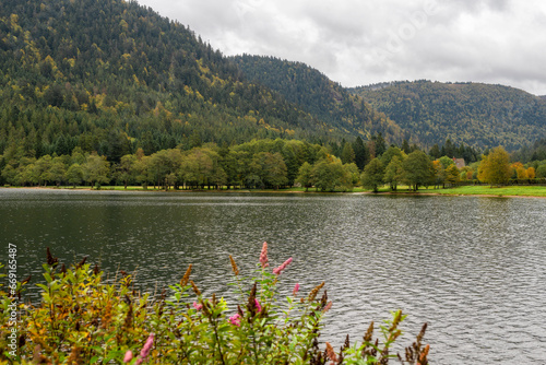 Lac de Xonrupt Longemer dans les Vosges en automne photo