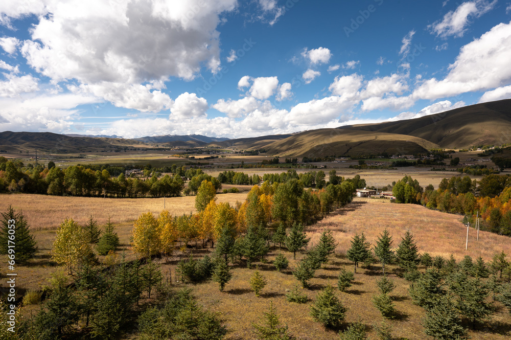 Naklejka premium landscape with mountains and clouds