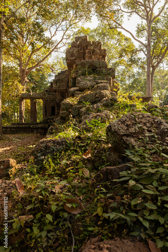 Walls and ruins shrouded by plants and leaves and by the passing of the centuries, in the ancient city of Angkor, Cambodia © Alvaro