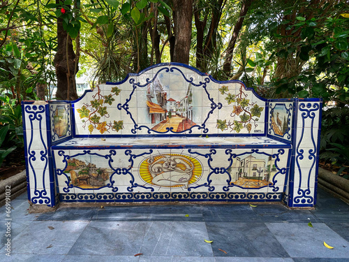 Bank aus Keramikfliesen im Stadtpark in Marbella. Spanien. Andalusien.