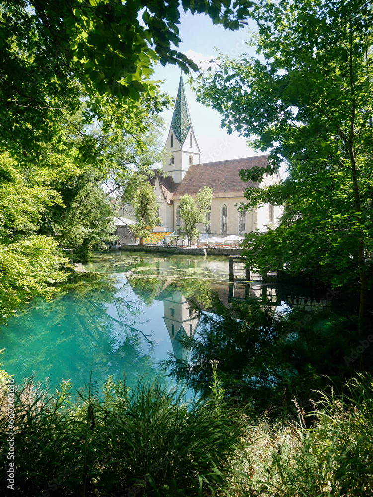 Der Blautopf in Blaubeuren, eine Karstquelle in Schwäbische Alb, Baden-Württemberg Der Blautopf in Blaubeuren, eine Karstquelle in Schwäbische Alb, Baden-Württemberg