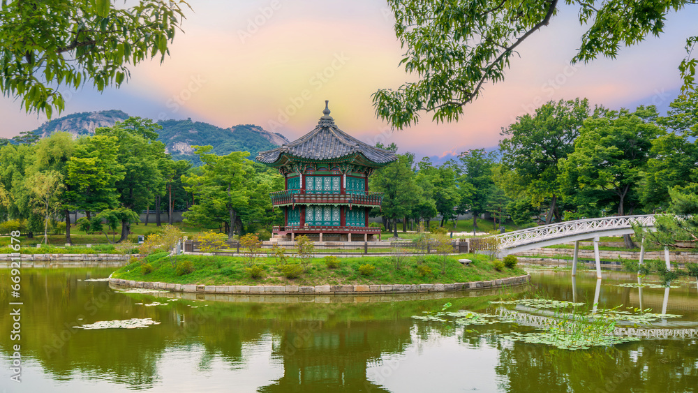 Sunset at the Hyangwonjeong Pavilion in the center of the pond in the Gyeongbokgung palace