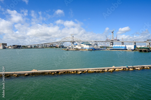 Obraz na płótnie View over Harbor Bridge and the Texas State Aquarium in Corpus Christi. Texas, USA w salonie
