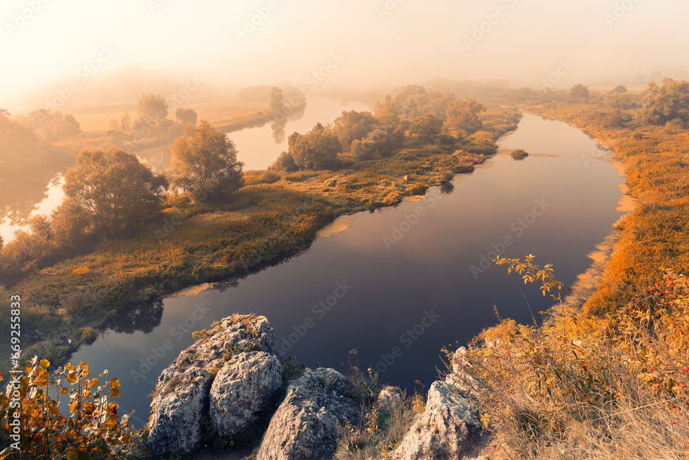 Jesienny krajobraz, poranek i mgła nad rzeka, Kraków, Polska - obrazy, fototapety, plakaty 