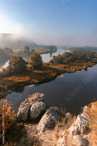 Fototapeta Naklejka Na Ścianę i Meble -  Jesienny krajobraz, poranek i mgła nad rzeka, Kraków, Polska