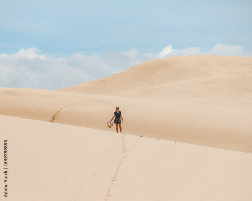 mulher caminhando entre dunas dos lençóis maranhenses mulher caminhando entre dunas dos lençóis maranhenses