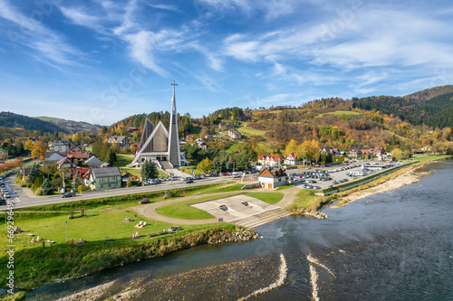 Fototapeta Naklejka Na Ścianę i Meble -  Kroscienko nad Dunajcem village in Beskid Mountains in autumn, Poland