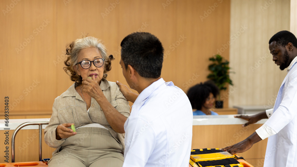 Obraz premium A female elderly patient talking with a doctor waiting to get health medical check up at a clinic lobby