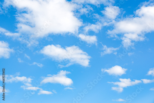 青空と白い雲 © YUKI