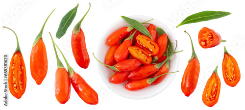 Fotografía ripe fresh goji berries with green leaves on white background.
