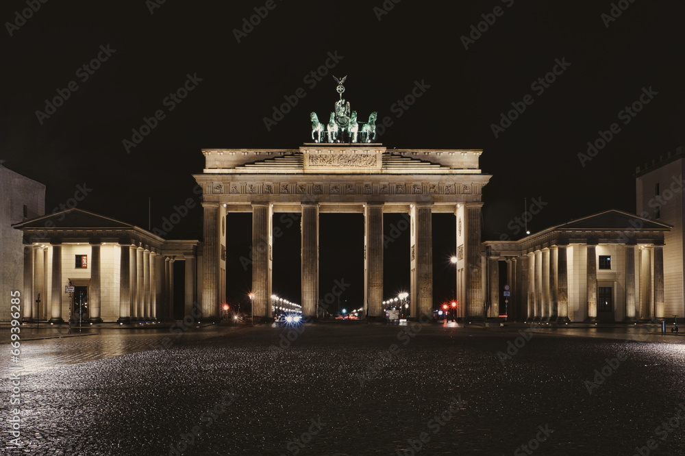 Fototapeta premium Brandenburgertor bei Nacht - Berlin - Hauptstadt - City - Deutschland - Pariser Platz - Night - Brandenburger Tor - Germany - Gate