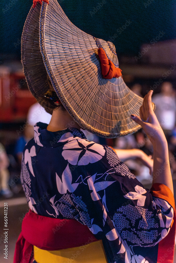 Naklejka premium 西馬音内盆踊りの踊り手 藍染浴衣