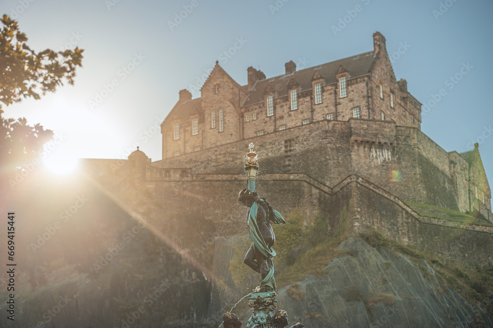 Obraz premium Edinburgh, scotland, uk a Majestic Sculpture in the Presence of an Enchanting Fortress scottish architecture travel