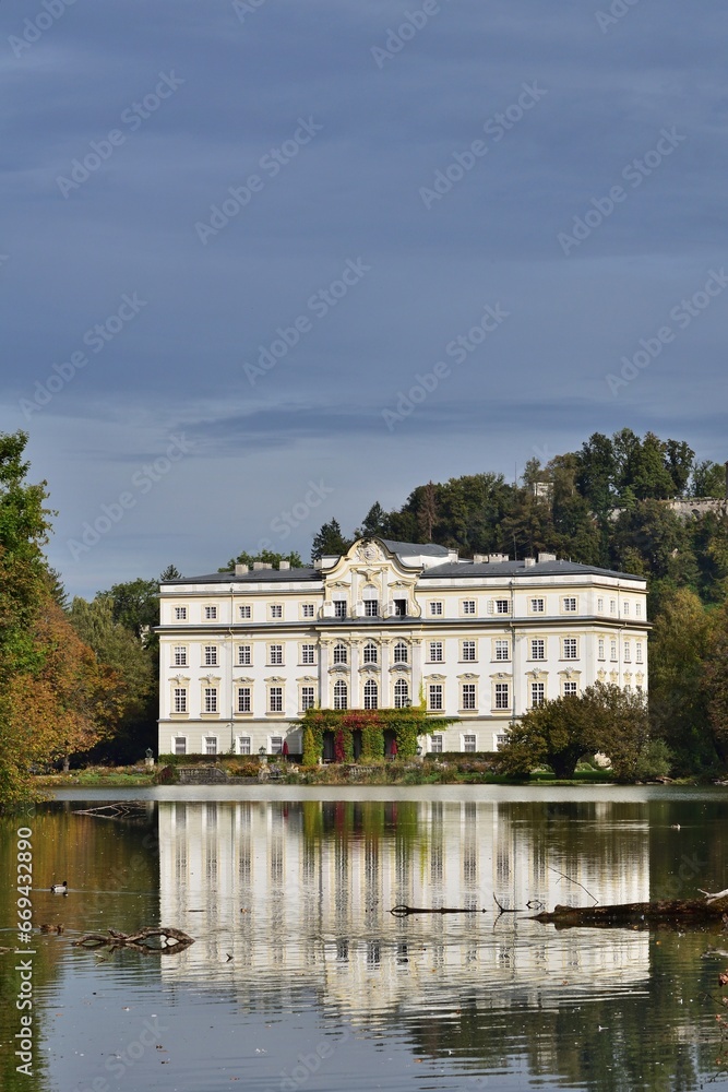 Schloss Leopoldskron Nähe Salzburg im Herbst, vertikal
