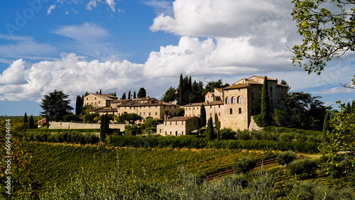 Il borgo medievale di Lucignano sul percorso dell'Eroica . Panorama autunnale. Chianti, Toscana. Italia photo