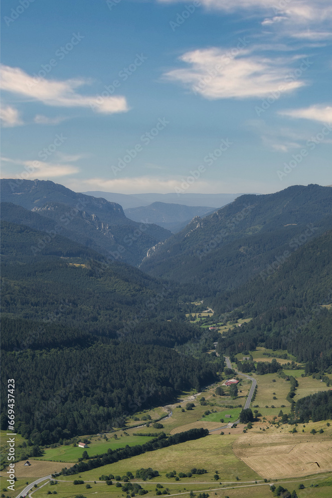 Naklejka premium green meadow amidst mountains