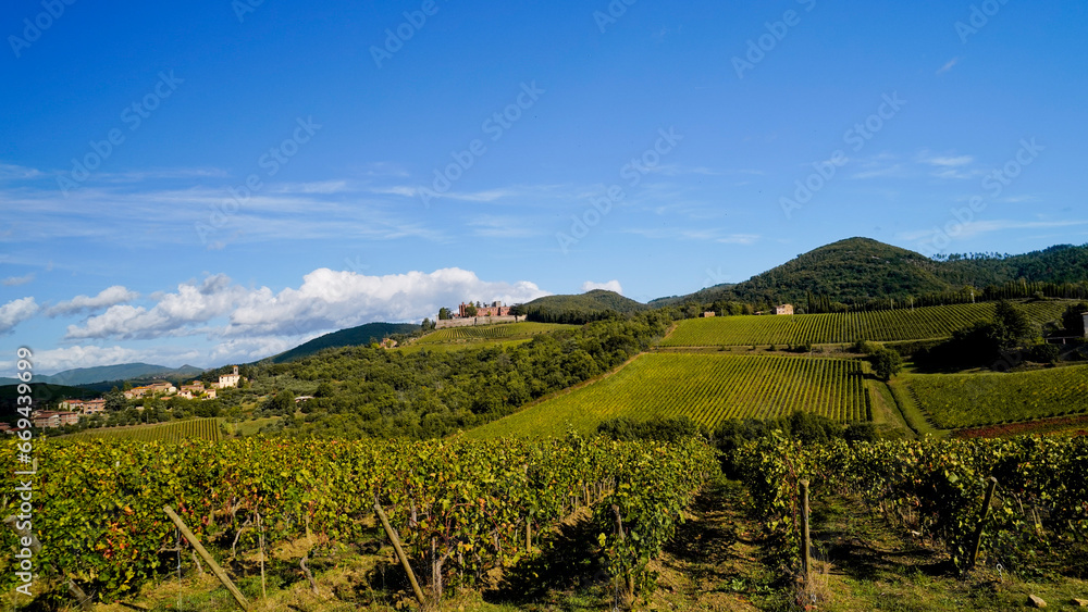 Le colline e i vigneti del Castello di Brolio sul percorso dell'Eroica . Panorama autunnale. Chianti, Toscana. Italia