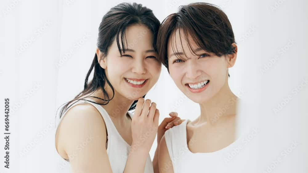 寄り添う二人の女性 美容イメージ 寄り添う二人の女性 美容イメージ
