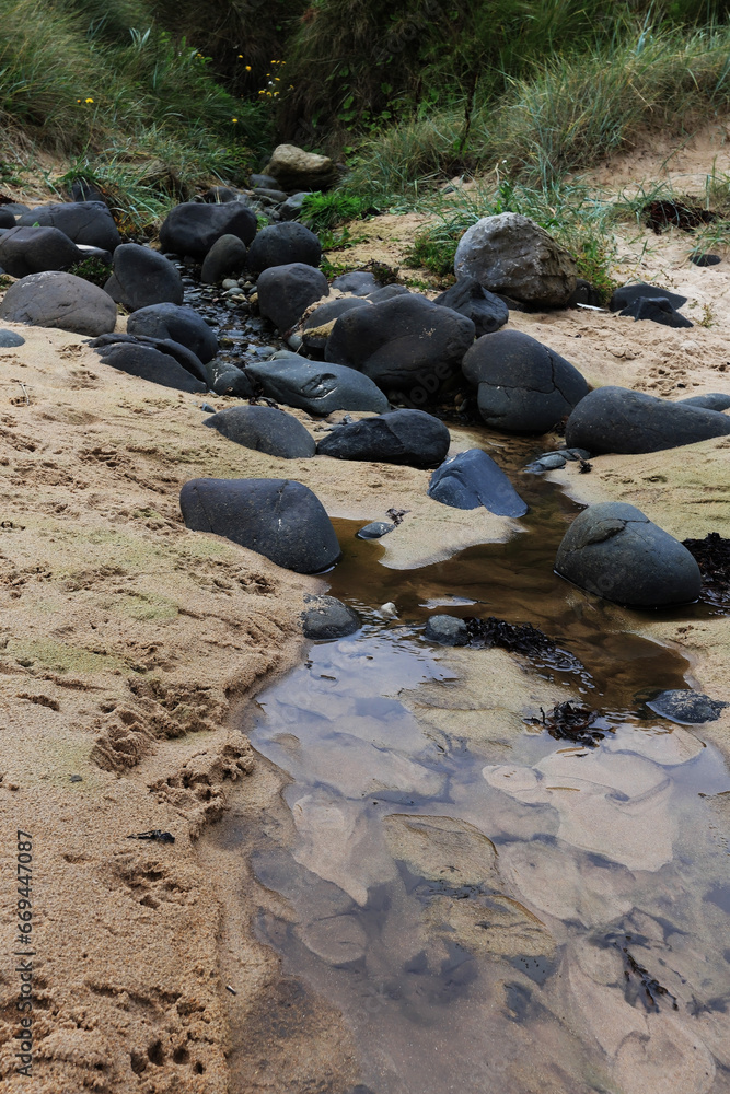 Fototapeta premium Rocks and stream on the beach