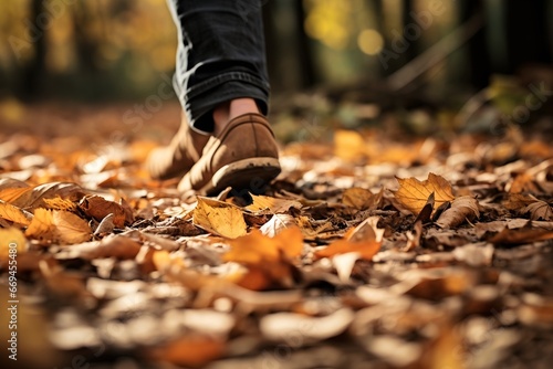 Herbstwanderung  Schuhe auf dem Pfad durch den Wald