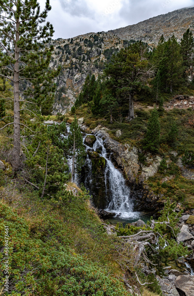 Obraz premium Waterfall of the pyrenees