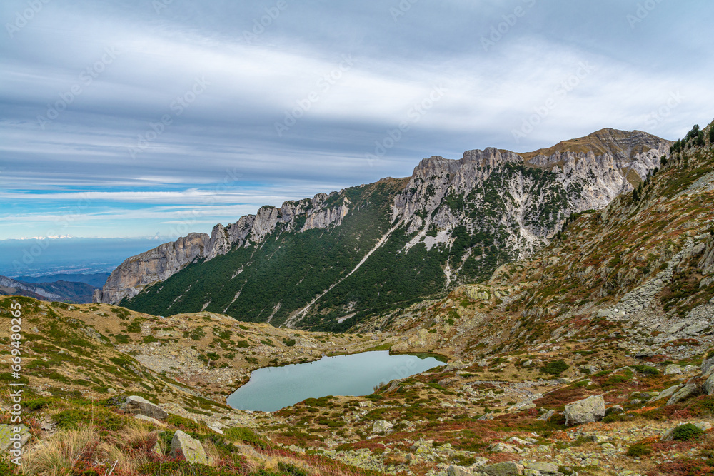 L'autunno nella riserva naturale di Palanfrè: il Bosco Bandito ed i quattro laghi ai piedi del Monte Frisson